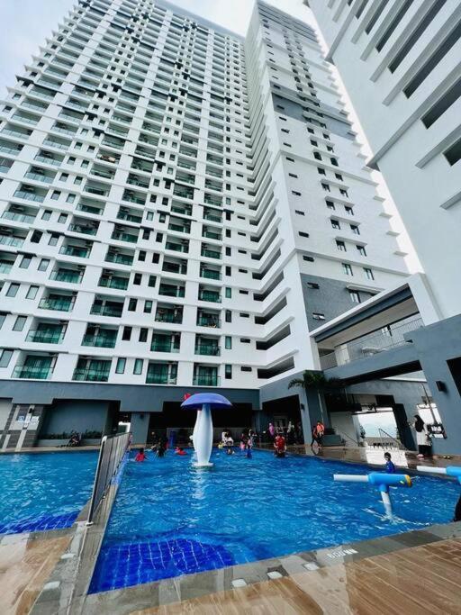 Attractive 3 Bedroom Condo With Pool-D Raudhah Homestay Kajang Exteriör bild